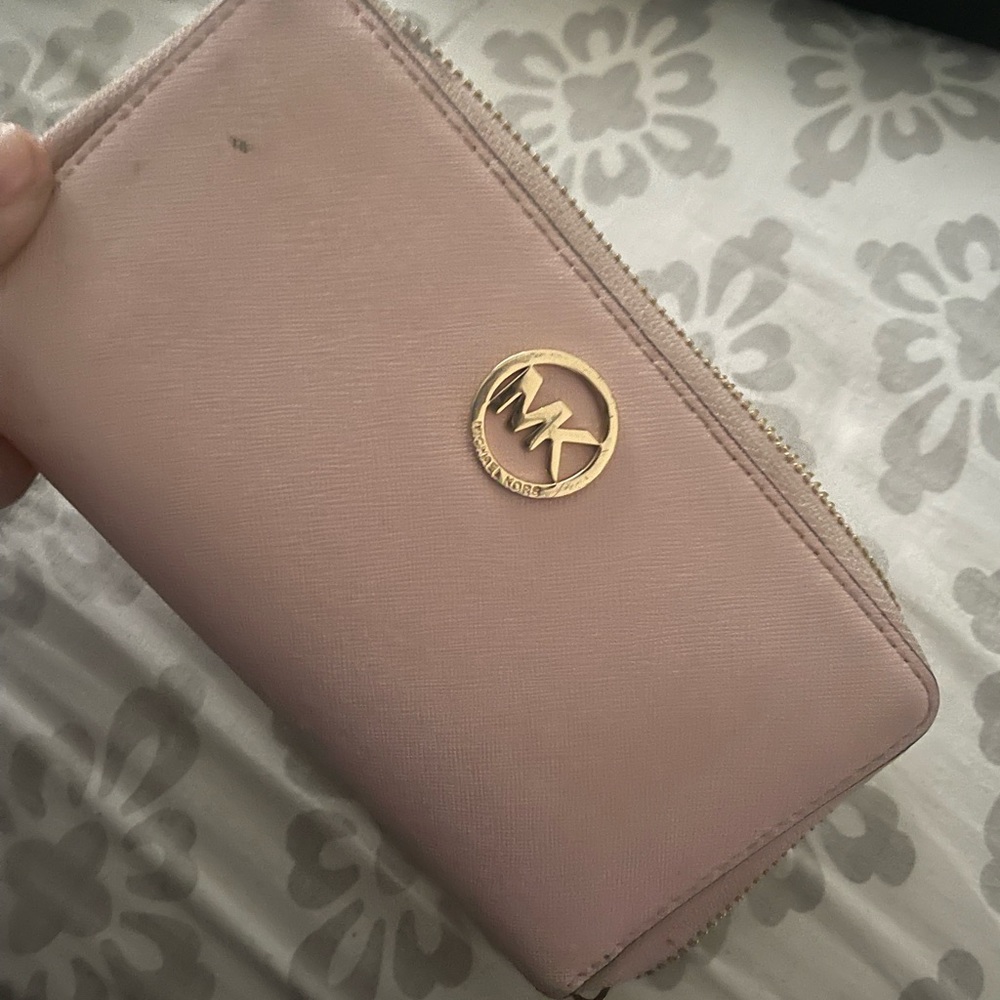 Selling this wallet if you have offers TEXT ME!!!!